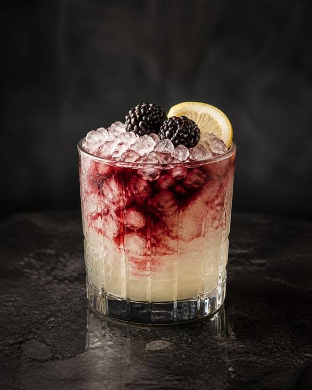 Bramble cocktail illustration