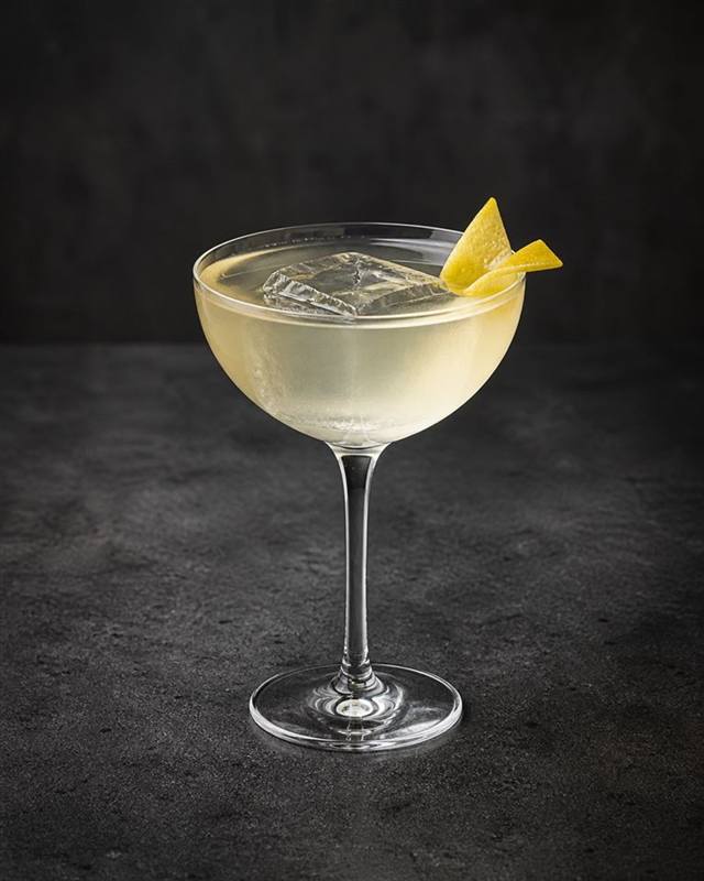 White Negroni cocktail illustration